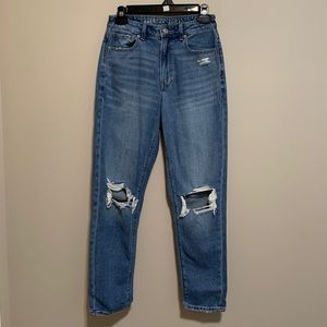 American Eagle distressed Mom Jean, size 2